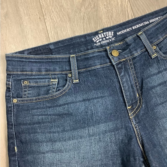 Women’s Levi’s 10 Medium 30 Denim Bermuda Shorts Jeans Navy Blue Rolled Hem NWOT - Picture 5 of 10